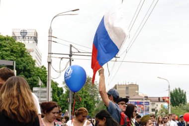 Rostov-on-Don / Rusya - 9 Mayıs 2018: bin-in insanlar Merkez sokaklarda, SSCB ve Rusya bayraklarını taşıyan ve büyük zafer gün 1945 kutluyor