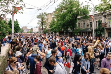 Rostov-on-Don / Rusya - 9 Mayıs 2018: bin-in insanlar Merkez sokaklarda, SSCB ve Rusya bayraklarını taşıyan ve büyük zafer gün 1945 kutluyor