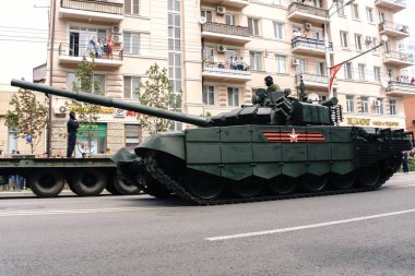 Rostov-on-Don / Rusya - 9 Mayıs 2018: modern askeri tank T-90, 1945'de 9 Mayıs zafer günü zafer günü onuruna şehrin sokaklarında sürdü