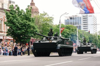 Rostov-on-Don / Rusya - 9 Mayıs 2018: askeri teçhizat sürdü, 1945'de 9 Mayıs zafer günü zafer günü onuruna şehrin sokaklarında, bu bir sürü insan tarafından görülmektedir