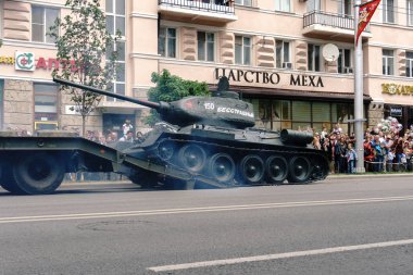 Rostov-on-Don / Rusya - 9 Mayıs 2018: askeri teçhizat sürdü, 1945'de 9 Mayıs zafer günü zafer günü onuruna şehrin sokaklarında, bu bir sürü insan tarafından görülmektedir
