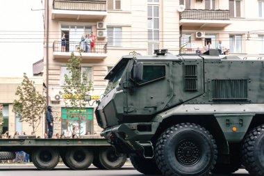 Rostov-on-Don / Rusya - 9 Mayıs 2018: askeri zırhlı araba sürdü, 1945'de 9 Mayıs zafer günü zafer günü onuruna şehrin sokaklarında, bu bir sürü insan tarafından görülmektedir