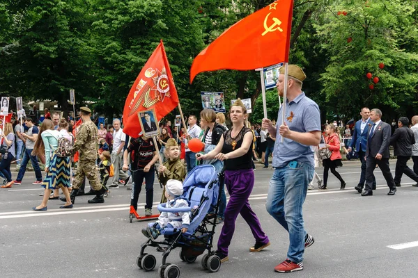 Rostov-on-Don / Russia - 9 May 2018: Thousands of people took part in the procession of the Immortal Regiment with portraits of veterans of World War II participants walking along the central street — Stock Photo, Image