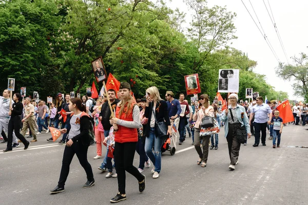 Rostov-on-Don / Rusia - 9 de mayo de 2018: Miles de personas participaron en la procesión del Regimiento Inmortal con retratos de veteranos de los participantes de la Segunda Guerra Mundial caminando por la calle central — Foto de Stock