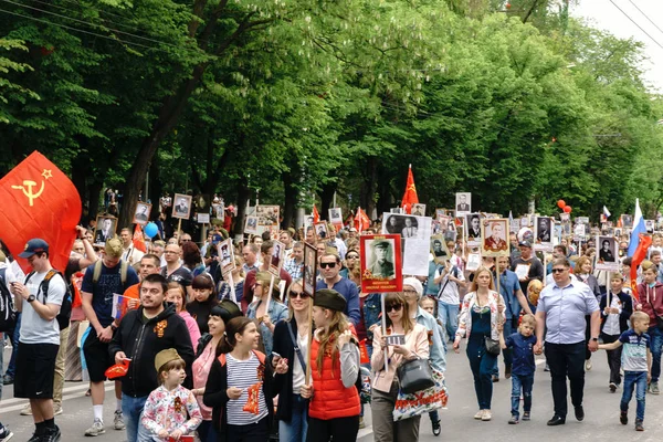 Rostov-on-Don / Rusia - 9 de mayo de 2018: Miles de personas participaron en la procesión del Regimiento Inmortal con retratos de veteranos de los participantes de la Segunda Guerra Mundial caminando por la calle central — Foto de Stock