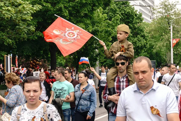 Rostov-on-don / russland - 9. Mai 2018: Tausende Menschen ziehen mit russischen und russischen Flaggen durch die zentralen Straßen und feiern den großen Tag des Sieges 1945 — Stockfoto