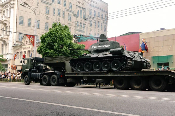 Rostov-on-don / russland - 9. Mai 2018: Militärausrüstung, die der T-34 Panzer zu Ehren des Siegestages am 9. Mai 1945 durch die Straßen der Stadt fuhr, wird von vielen Menschen beobachtet — Stockfoto