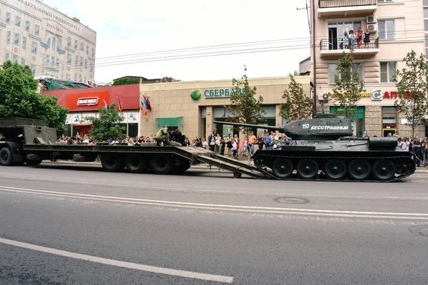 Rostov-on-Don / Russia - 9 May 2018: Military equipment drove through the streets of the city in honor of the Victory Day Victory Day on May 9, 1945, this is observed by a lot of people — Stock Photo, Image