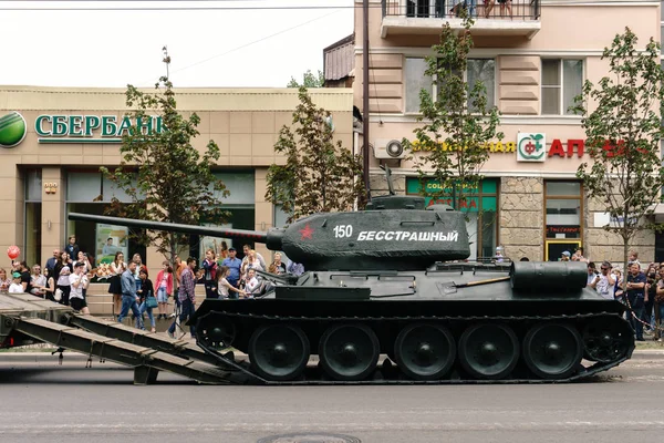Rostov na Donu / Rusko - 9. května 2018: vojenské vybavení jeli ulicemi města na počest vítězství den vítězství dne 9. května 1945, to je dodržovat spoustu lidí — Stock fotografie