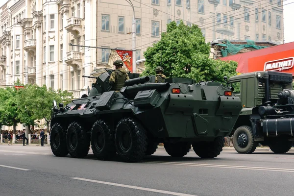Rostov-on-Don / Rússia - 9 de maio de 2018: A transportadora militar BTR 80 atravessou as ruas em honra do Dia da Vitória Dia da Vitória em 9 de maio de 1945 — Fotografia de Stock