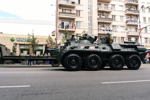 Rostov-on-don / russland - 9. Mai 2018: Der Militärpanzerwagen btr 80 fuhr zu Ehren des Siegestages am 9. Mai 1945 durch die Straßen — Stockfoto