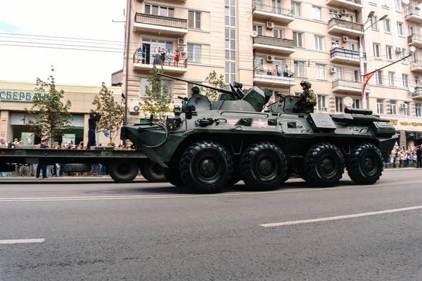 Rostov-on-don / russland - 9. Mai 2018: Der Militärpanzerwagen btr 80 fuhr zu Ehren des Siegestages am 9. Mai 1945 durch die Straßen — Stockfoto