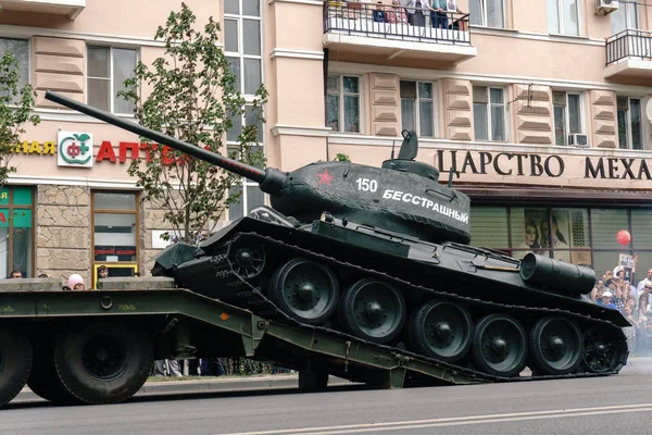 Rostov na Donu / Rusko - 9. května 2018: vojenské techniky t-34 tank prošel ulicemi města na počest vítězství den vítězství dne 9. května 1945, to je pozorován mnoho lidí — Stock fotografie