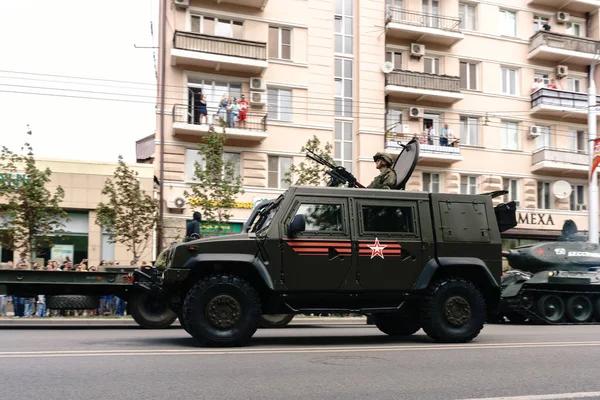 Rostov-on-don / russland - 9. Mai 2018: Der gepanzerte Militärwagen fuhr zu Ehren des Siegestages am 9. Mai 1945 durch die Straßen der Stadt, dies wird von vielen Menschen beobachtet — Stockfoto