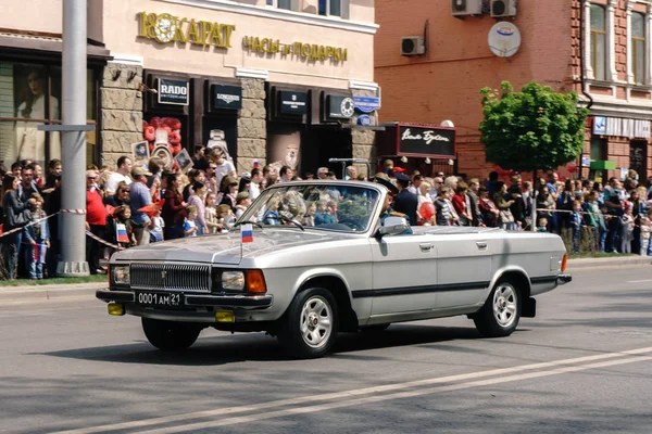 Rostov-on-Don / Ryssland - 9 maj 2018: militär utrustning körde genom gatorna i staden i seger dagen Segerdagen till ära den 9 maj 1945, detta följs av en massa människor — Stockfoto