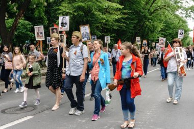 Rostov-on-Don / Rusya - 9 Mayıs 2018: insanlarda ölümsüz alay alay taşımak artık bellek ve üzüntü belirtisi olarak hayatta olmayan katılımcılar Dünya Savaşı portreleri
