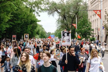 Rostov-on-Don / Rusya - 9 Mayıs 2018: insanlarda ölümsüz alay alay taşımak artık bellek ve üzüntü belirtisi olarak hayatta olmayan katılımcılar Dünya Savaşı portreleri