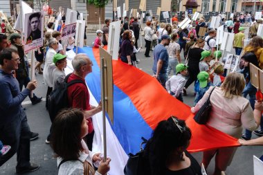 Rostov-on-Don / Rusya - 9 Mayıs 2018: insanlarda ölümsüz alay alay taşımak artık bellek ve üzüntü belirtisi olarak hayatta olmayan katılımcılar Dünya Savaşı portreleri