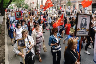 Rostov-on-Don / Rusya - 9 Mayıs 2018: insanlarda ölümsüz alay alay taşımak artık bellek ve üzüntü belirtisi olarak hayatta olmayan katılımcılar Dünya Savaşı portreleri