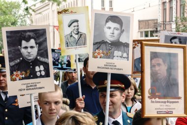 Rostov-on-Don / Rusya - 9 Mayıs 2018: insanlarda ölümsüz alay alay taşımak artık bellek ve üzüntü belirtisi olarak hayatta olmayan katılımcılar Dünya Savaşı portreleri