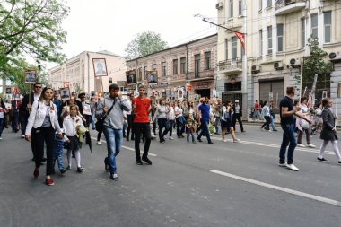 Rostov-on-Don / Rusya - 9 Mayıs 2018: insanlarda ölümsüz alay alay taşımak artık bellek ve üzüntü belirtisi olarak hayatta olmayan katılımcılar Dünya Savaşı portreleri