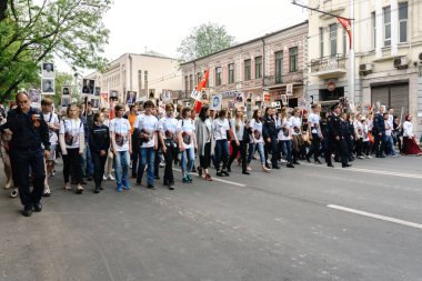 Rostov-on-Don / Rusya - 9 Mayıs 2018: insanlarda ölümsüz alay alay taşımak artık bellek ve üzüntü belirtisi olarak hayatta olmayan katılımcılar Dünya Savaşı portreleri