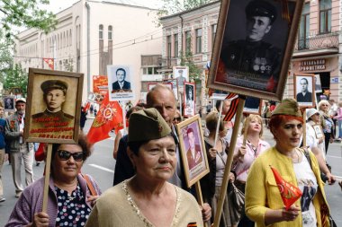 Rostov-on-Don / Rusya - 9 Mayıs 2018: insanlarda ölümsüz alay alay taşımak artık bellek ve üzüntü belirtisi olarak hayatta olmayan katılımcılar Dünya Savaşı portreleri