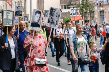 Rostov-on-Don / Rusya - 9 Mayıs 2018: insanlarda ölümsüz alay alay taşımak artık bellek ve üzüntü belirtisi olarak hayatta olmayan katılımcılar Dünya Savaşı portreleri