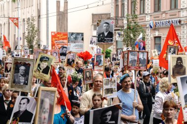 Rostov-on-Don / Rusya - 9 Mayıs 2018: insanlarda ölümsüz alay alay taşımak artık bellek ve üzüntü belirtisi olarak hayatta olmayan katılımcılar Dünya Savaşı portreleri