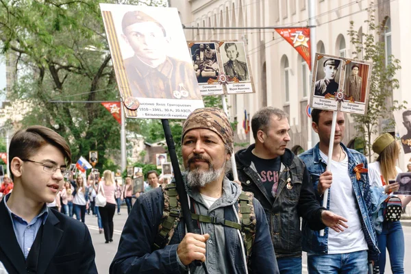 Rostov-on-Don / Rusia - 9 de mayo de 2018: La gente en la procesión del Regimiento Inmortal lleva retratos de los participantes de la Segunda Guerra Mundial que ya no están vivos como signo de memoria y dolor — Foto de Stock