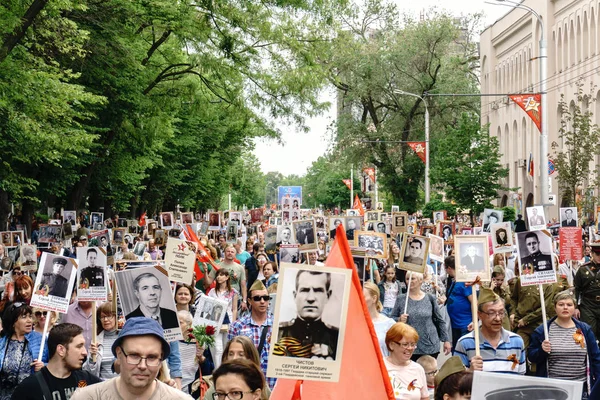 Rostov-on-Don / Rusia - 9 de mayo de 2018: La gente en la procesión del Regimiento Inmortal lleva retratos de los participantes de la Segunda Guerra Mundial que ya no están vivos como signo de memoria y dolor — Foto de Stock