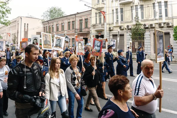 Rostov-on-Don / Rusia - 9 de mayo de 2018: La gente en la procesión del Regimiento Inmortal lleva retratos de los participantes de la Segunda Guerra Mundial que ya no están vivos como signo de memoria y dolor — Foto de Stock