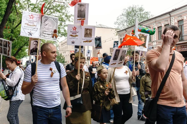 Rostov-on-Don / Ryssland - 9 maj 2018: människor i procession av odödliga regementet bära porträtt av deltagarna i andra världskriget som inte längre lever som en underteckna av minne och sorg — Stockfoto