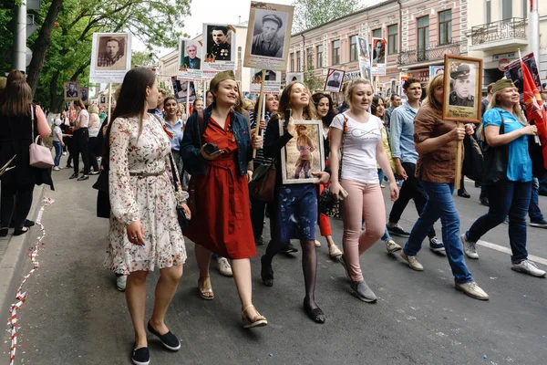 Rostov-on-Don / Rusia - 9 de mayo de 2018: La gente en la procesión del Regimiento Inmortal lleva retratos de los participantes de la Segunda Guerra Mundial que ya no están vivos como signo de memoria y dolor — Foto de Stock