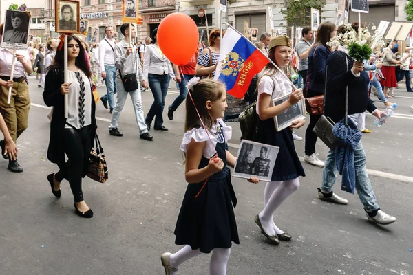 Rostov-on-Don / Rússia - 9 de maio de 2018: Pessoas na procissão do Regimento Imortal carregam retratos dos participantes da Segunda Guerra Mundial que não estão mais vivos como sinal de memória e tristeza — Fotografia de Stock