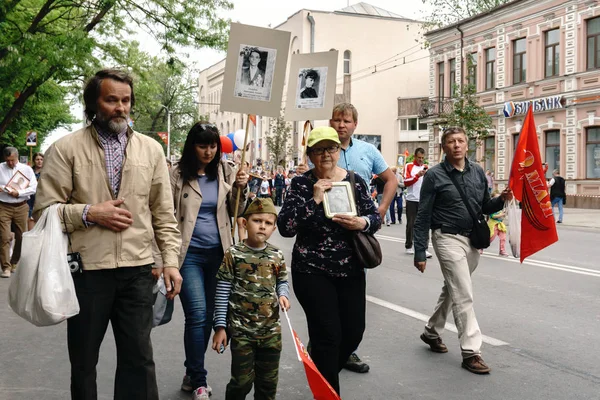 Rostov-on-Don / Rusya - 9 Mayıs 2018: insanlarda ölümsüz alay alay taşımak artık bellek ve üzüntü belirtisi olarak hayatta olmayan katılımcılar Dünya Savaşı portreleri — Stok fotoğraf