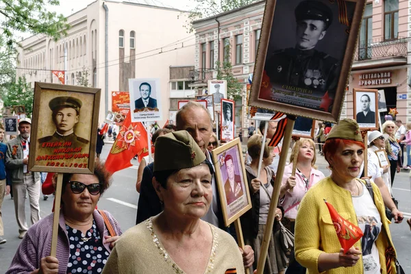 Rostov-on-Don / Rusia - 9 de mayo de 2018: La gente en la procesión del Regimiento Inmortal lleva retratos de los participantes de la Segunda Guerra Mundial que ya no están vivos como signo de memoria y dolor — Foto de Stock