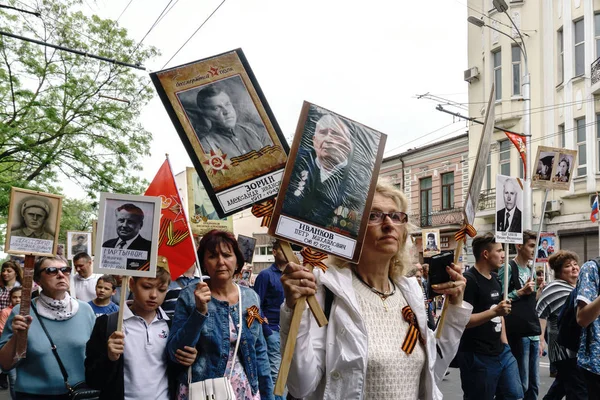 罗斯托夫在唐/俄罗斯-2018年5月9日: 在不朽军团游行的人携带的肖像, 二战的参与者不再活着, 作为记忆和悲伤的标志 — 图库照片