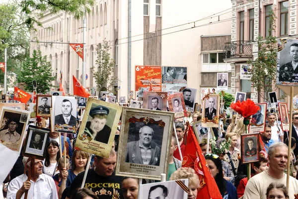 Rostov-on-Don / Rusia - 9 de mayo de 2018: La gente en la procesión del Regimiento Inmortal lleva retratos de los participantes de la Segunda Guerra Mundial que ya no están vivos como signo de memoria y dolor — Foto de Stock