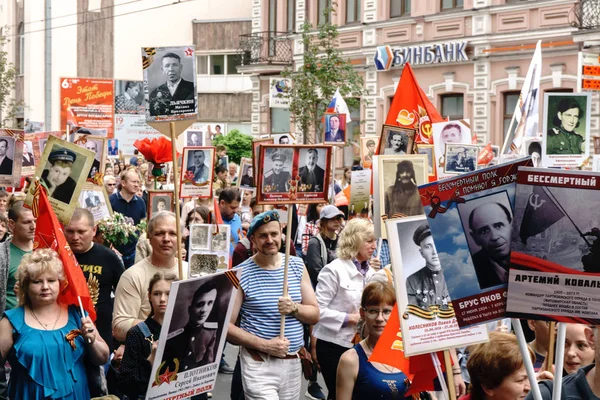 Ростов-на-Дону / Россия - 9 мая 2018 года: Люди в шествии Бессмертного полка несут портреты участников Второй мировой войны, которых уже нет в живых в знак памяти и скорби — стоковое фото