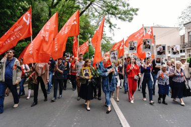 Rostov-on-Don / Rusya - 9 Mayıs 2018: insanlarda ölümsüz alay alay taşımak artık bellek ve üzüntü belirtisi olarak hayatta olmayan katılımcılar Dünya Savaşı portreleri