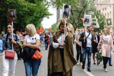 Rostov-on-Don / Rusya - 9 Mayıs 2018: insanlarda ölümsüz alay alay taşımak artık bellek ve üzüntü belirtisi olarak hayatta olmayan katılımcılar Dünya Savaşı portreleri