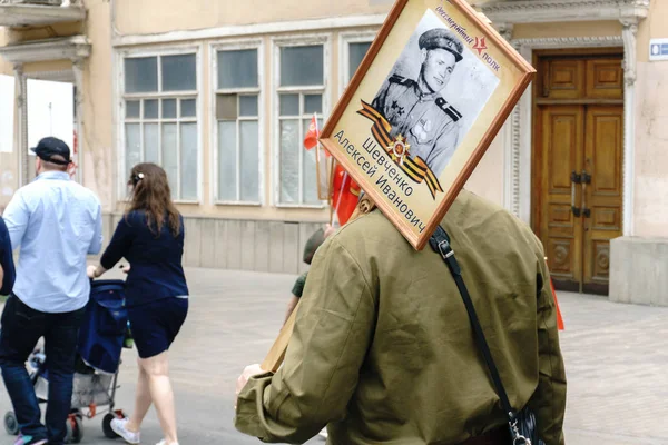 Rostov-on-Don / Rusia - 9 de mayo de 2018: Las personas con banderas celebran el Día de la Victoria en el centro de la ciudad, bailan y se regocijan — Foto de Stock