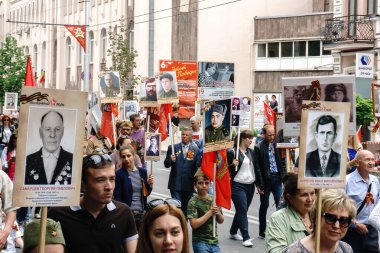 Rostov-on-Don / Rusya - 9 Mayıs 2018: insanlarda ölümsüz alay alay taşımak artık bellek ve üzüntü belirtisi olarak hayatta olmayan katılımcılar Dünya Savaşı portreleri