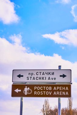 Rostov-on-Don / Rusya - Mayıs 2018: yabancı turistler ve futbol taraftarları için tabelaları yüksek kutup iki dilde yeni Rostov Arena stadyumu yönü göster