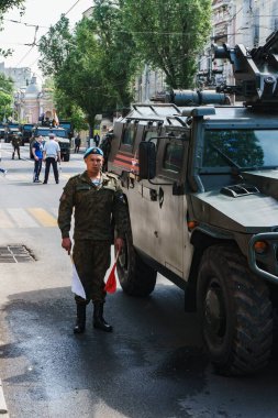 Rostov-on-Don / Rusya - Mayıs 2018: geçit töreni gerçek askeri teçhizat ve asker zafer onuruna şehrin sokaklarında