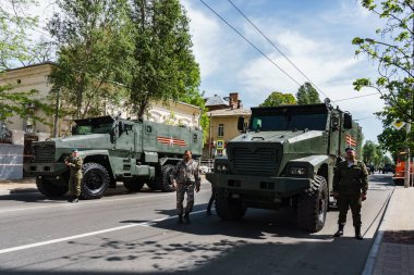 Rostov-on-Don / Rusya - Mayıs 2018: geçit töreni gerçek askeri teçhizat ve asker zafer onuruna şehrin sokaklarında