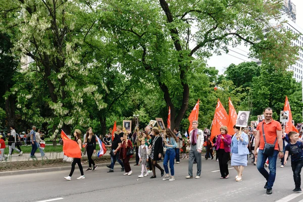 ロストフ/ロシア連邦 - 2018 年 5 月 9 日: 不滅の連隊の行列に人々 はもはやメモリと悲しみの印として生きている第二次世界大戦の参加者の肖像画を運ぶ — ストック写真