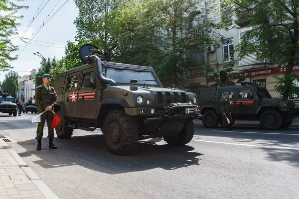 Rostów nad Donem / Rosja - maja 2018 r.: Parada prawdziwy wojskowy sprzęt i żołnierze na ulicach miasta na cześć zwycięstwa — Zdjęcie stockowe
