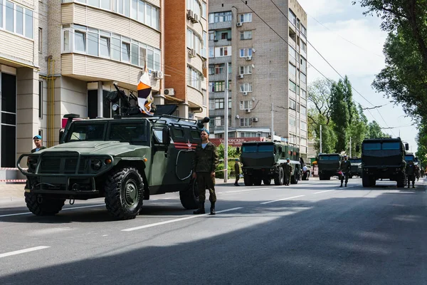 Rostów nad Donem / Rosja - maja 2018 r.: Parada prawdziwy wojskowy sprzęt i żołnierze na ulicach miasta na cześć zwycięstwa — Zdjęcie stockowe